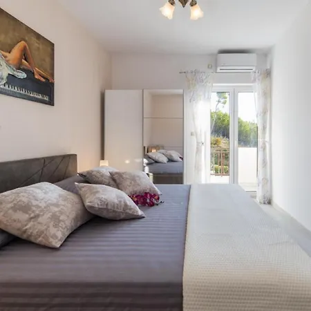 Apartman Tafra 2 *